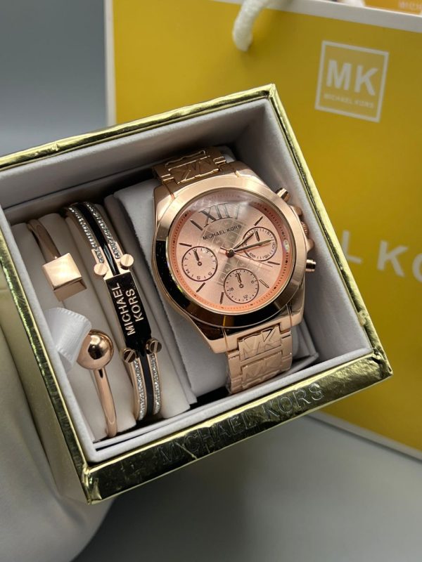 Ladies Wristwatch set with Bracelets