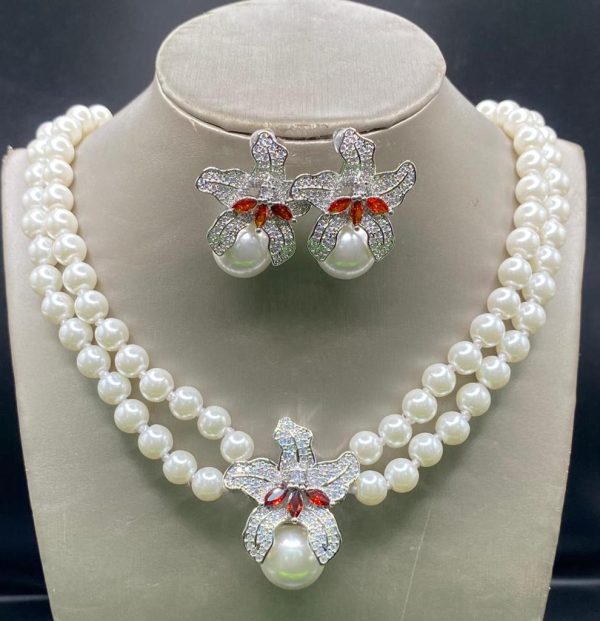 PEARLS......EARRINGS AND NECKLACE - Image 4