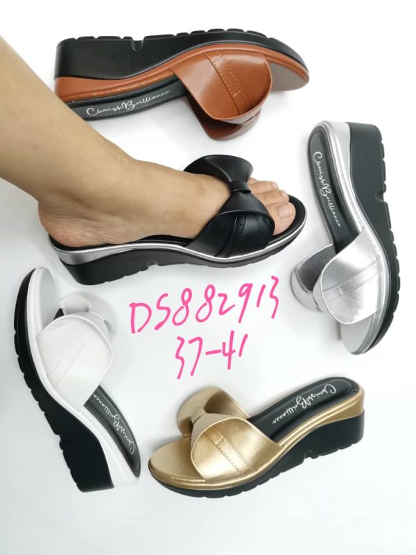 Low heel slippers for women