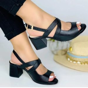 Low heel leather sandals for women