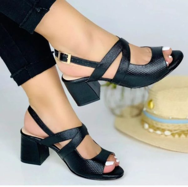 Low heel leather sandals for women