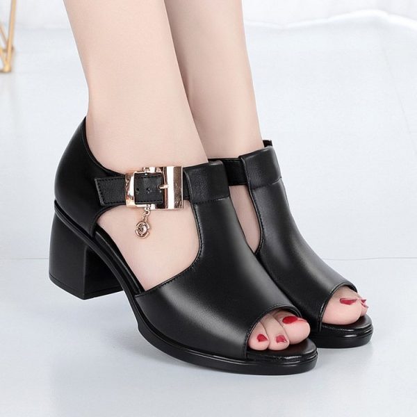 Low heel leather sandals for women