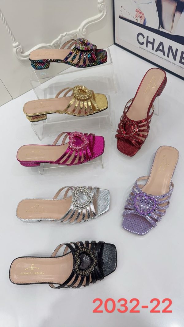 Fashionable slippers for women