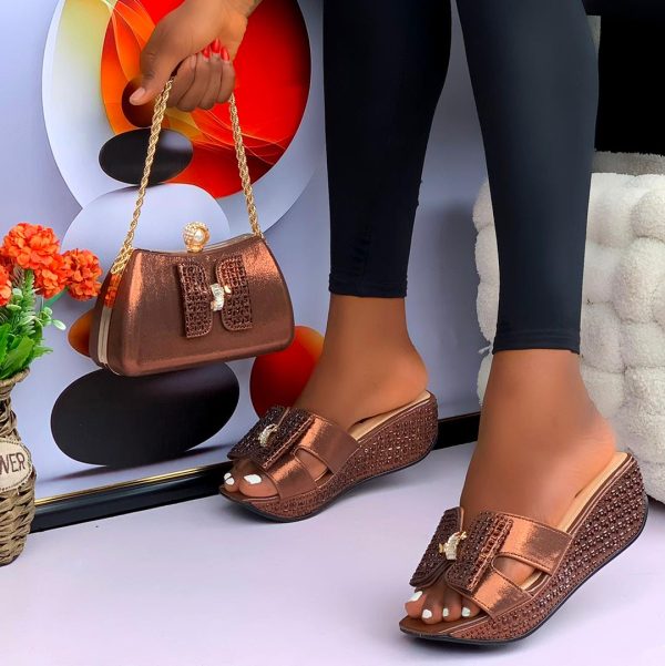 LADIES WEDGE SLIPPERS AND MATCHING HANDBAG SET - Image 6